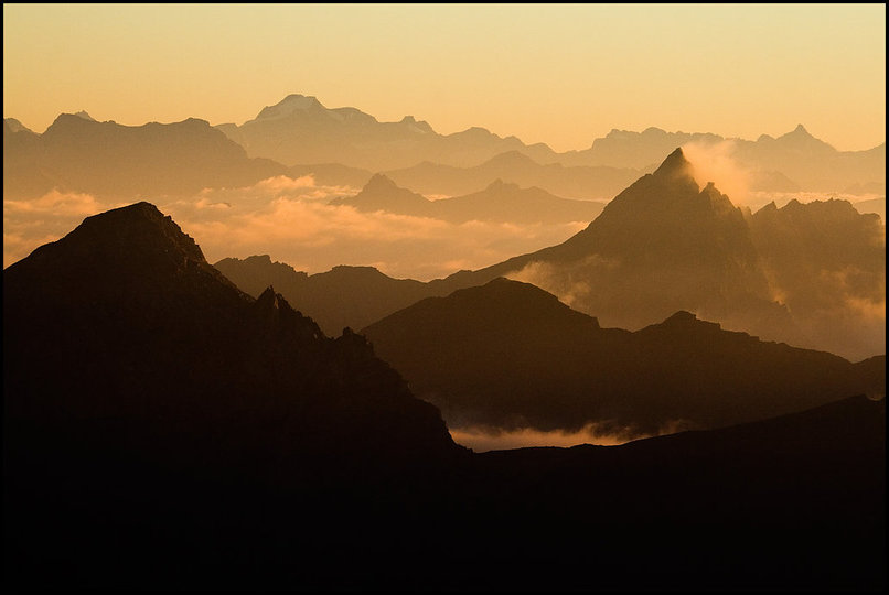 Photo : Quelques sommets du Queyras, italiens et suisses vus depuis les crtes du Forant, dans le Queyras.Peu de ractions (et trs partages !) sur le portfolio la semaine passe...n'hsitez pas  laisser votre avis sur les images slectionnes, le texte, l'ensemble.C'est l.Et si certains ont envie d'en faire une traduction anglaise, espagnole, ..., n'hsitez pas.Enfin, une petite annonce : je revends mon appareil numrique Canon EOS 400D : voir les dtails ici. 
