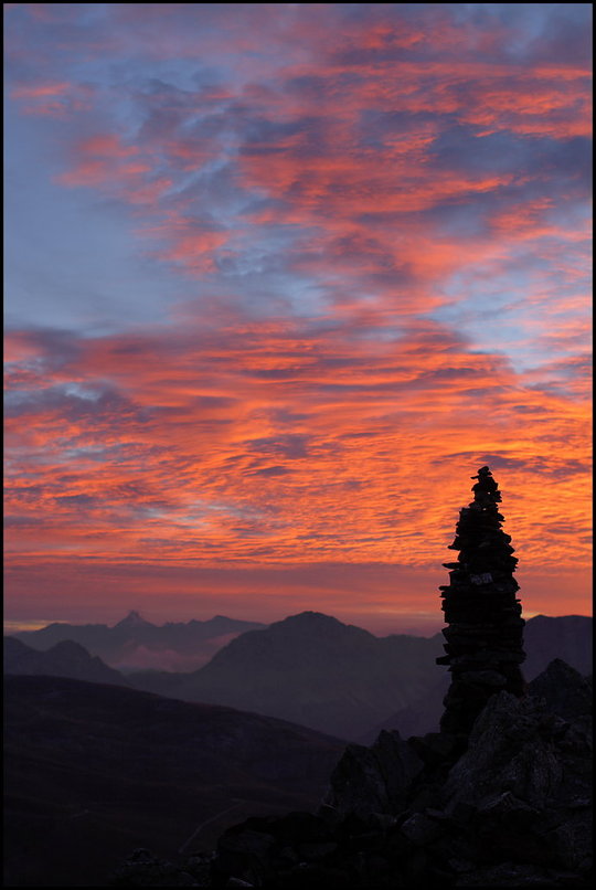 Photo : Un cairn au soleil levant... 
