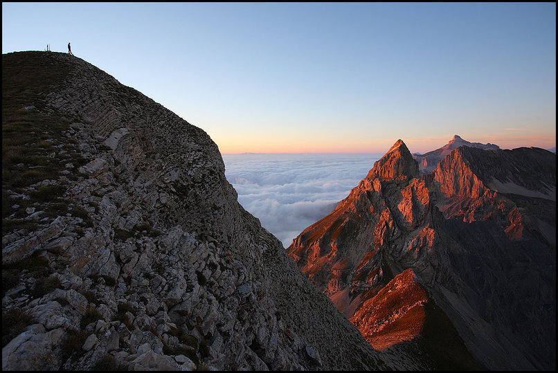 Photo : Merci  Pascal Sombardier pour cette belle randonne sur les vires de la Tte de Garnesier, dans le sud du Dvoluy, hier soir. Voici ses derniers instants de contemplation du coucher de soleil avant la descente ( conseiller, bien que cette randonne n'y soit pas, son topo-guide 