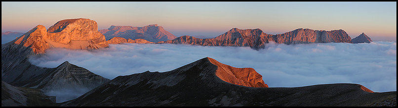 Photo : Toujours dans le sud du Dvoluy...une vue panoramique depuis la Tte du Lauzon, point de rencontre des trois dpartements Drme, Isre et Hautes-Alpes.1300m de monte sous les nuages, sur la fin un doute certain sur la possibilit d'en sortir...Et finalement, une demi-heure avant le coucher de soleil, la certitude que c'est gagn : superbe coucher de soleil sur les falaises du Dvoluy alors que l'ensemble du Vercors et de la Chartreuse, comme les valles, taient sous les nuages. 

