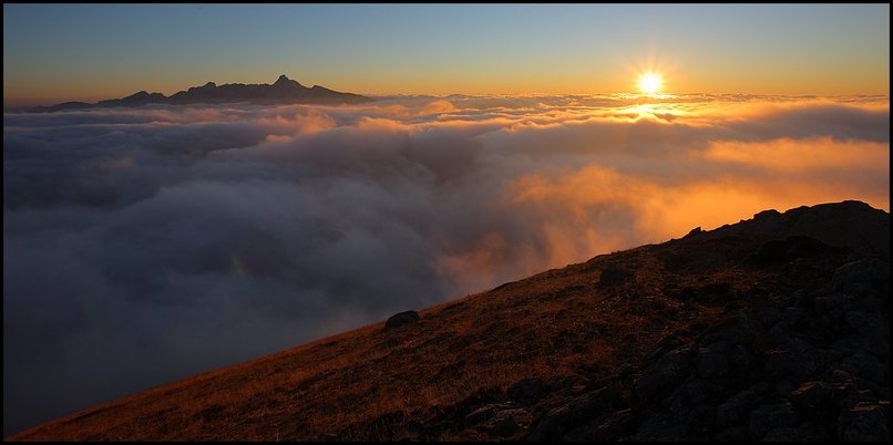 Photo : Une semaine aprs, toujours une mer de nuages assez haute et un soleil se couchant dessus...Cette fois-ci, l'image est prise du sommet du Gargas, contrefort des Ecrins, et le Dvoluy est visible  gauche de l'image, au sud. 
