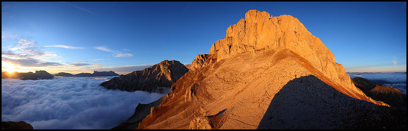 Photo : Un panoramique  plus de 180 du Petit Obiou, Dvoluy, dans une atmosphre limpide au dessus de la mer de nuages, malgr quelques voiles dans le ciel. 
