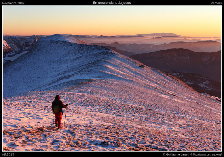 Photo : Le week-end dernier, deux montes successives au Jocou pour profiter d'un peu de neige, trs souffle par le vent quand mme. Voici une image du soleil couchant sur le versant sud, avec les crtes de la Drme et le Mont Ventoux au loin. Le lendemain matin le soleil, en versant nord, s'est lev sur bien plus de neige, mais avec une lumire moins colore...J'ai aussi rajout  mon site un 