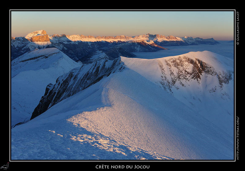 Photo : Aprs le coucher de soleil la semaine passe, le lever de soleil aujourd'hui...les deux images tant prises  une quinzaine d'heures d'intervalle les 17 et 18 novembre.Un cadrage que j'apprcie particulirement, des crtes du Jocou au Balcon Est du Vercors. 
