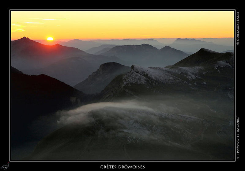 Photo : En redescendant du col de Charnier, dans le Dvoluy, un coucher de soleil sur les brumes et les crtes de la Drme...La photo est prise au mme endroit, ou presque, que cette mer de nuages de l'an passe (photo ici). 
