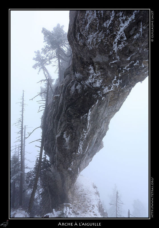 Photo : L'hiver est l...mme s'il ne s'agit, pour cette photo prise en octobre, que d'un trompe-l'oeil...Cette arche est l'une des merveilles de la Dent de Crolles, une des montagnes les plus frquente de Chartreuse. 
