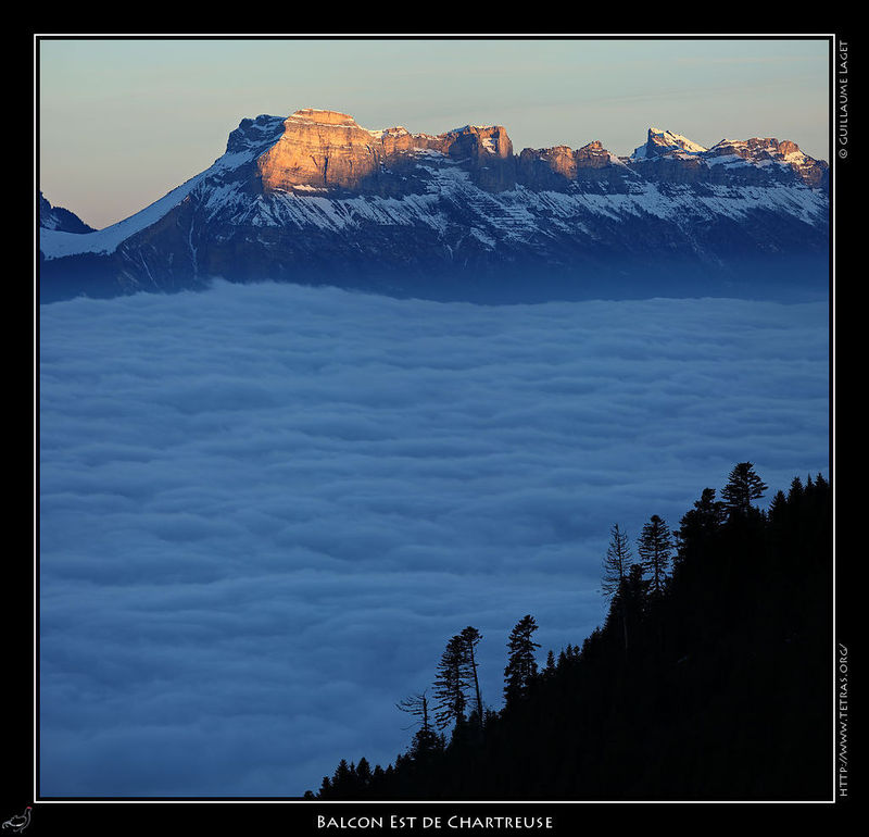 Photo : Samedi dernier, la fatigue aidant, je me suis content d'un lever de soleil depuis une route...voici donc la Dent de Crolles et le Balcon Est de Chartreuse au dessus des nuages, depuis Belledonne.L'occasion est idale pour annoncer la mise-en-ligne (enfin !) de la galerie Chartreuse de mon site..pour le moment, seulement trois secteurs prsents, mais elle est appele  s'agrandir...! 
