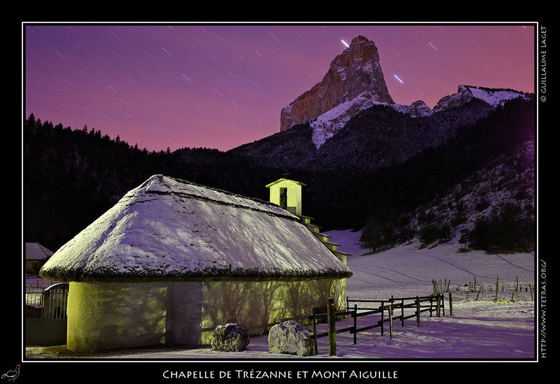 Photo : Pour une fois, une photo avec construction humaine...mais aussi le Mont Aiguille !Voici donc une vue nocturne de la chapelle de Trzanne, un des points de dpart du tour du Mont Aiguille. J'en profite pour signaler les 