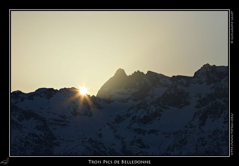 Photo : Un lever de soleil juste derrire le Grand Pic de Belledonne...et on attend toujours l'hiver. Ou alors le printemps. Mais plus cette vieille neige pas trs photognique... 
