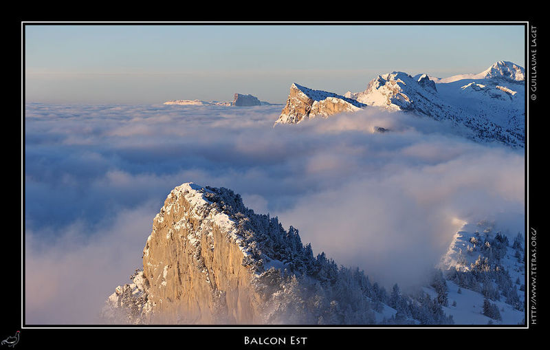 Photo : Cette semaine le Mont Aiguille est toujours prsent, mais discret, tout au fond de cette image prise du sommet du Moucherotte dans le Vercors, avec un cadrage classique que j'apprcie beaucoup.C'est le printemps, contrairement aux apparences de cette image, prise mercredi matin ! L'avantage du printemps est de permettre un tel lever de soleil tout en tant de retour  Grenoble vers 9h...A signaler cette semaine un article que j'ai crit sur le traitement et le classement des images : suivez ce lien.. 
