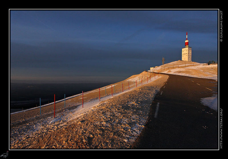Photo :  Une fois n'est pas coutume, une photo d'un endroit plus qu'amnag...mais difficile, dans le Vaucluse, de trouver un sommet 'vierge' d'installations...Voici donc un lever de soleil au Mont Ventoux mercredi matin... 
