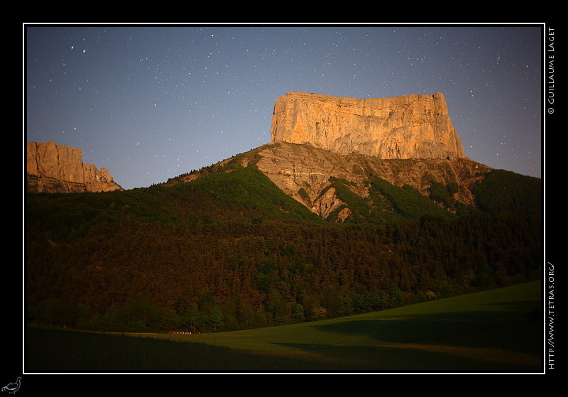 Photo : Trs peu de beau temps ces dernires semaines...une petite claircie quand mme dans la nuit de jeudi  vendredi permettait d'aller admirer un lever de lune sur le Mont Aiguille.  A ce sujet, le dbut de l'article que j'voquais la semaine dernire est en ligne : la photo de nuit, gnralits, et techniques de prise de vue  la lumire de la lune. A voir en lien direct ou toujours depuis le blog Objectif Nuitque je vais commencer  alimenter rgulirement en photos nocturnes. 
