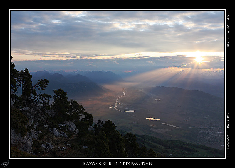 Photo : Vus depuis le col de l'Alpe en Chartreuse, quelques rayons de soleil percent les nuages et clairent le Grsivaudan. 
