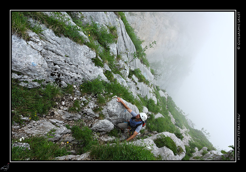 Photo : Avant un week-end qui s'annonce bien gris sur les Alpes, une photo en trompe-l'oeil, la brume et la vue en contre-plonge rendent bien impressionnant le couloir de la Rousse en Chartreuse. 
