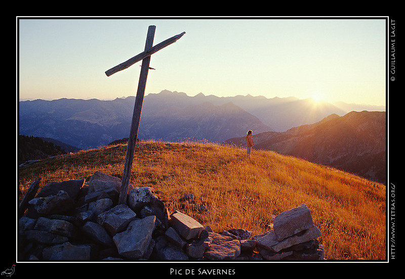 Photo : Une vue assez ancienne d'un massif que je photographie peu...le pic de Savernes, sur les crtes de la Blanche, dans les Basses-Alpes (on dit Alpes de Haute-Provence maintenant).Forme d'hommage  mon grand-pre rcemment dcd et qui a arpent, jeune, ces crtes,  la recherche de grives ou pour garder les troupeaux...Et qui m'avait offert un premier appareil photo reflex, un peu par hasard, il y a 10 ans ! 
