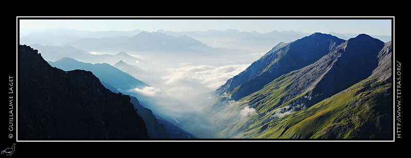 Photo : Et voici, cette semaine, le paysage que j'tais en train de photographier juste avant de voir l'aigle s'envoler...Aprs une longue monte dans la caillasse, et sous un a-pic de 1500m environ, une longue valle recouverte de brumes tait dj, sans mme voir l'aigle, une belle source d'merveillement. 
