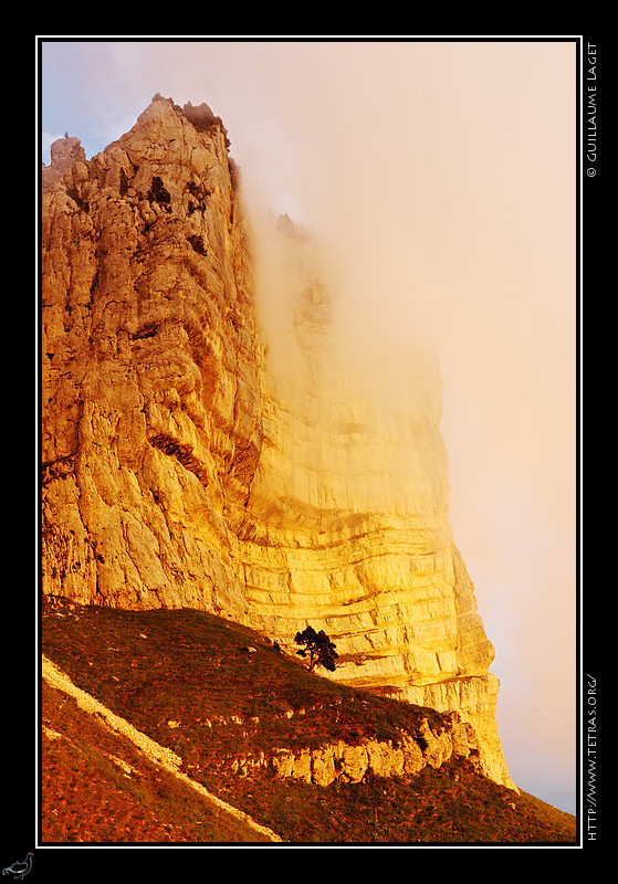 Photo : Peu de temps ce soir-l avec un dpart peu avant 18h de Grenoble pour rejoindre le nord de la Chartreuse : ce fut finalement heureux car les nuages couvraient les crtes...et en dessous, vers 1700m, les lumires taient exceptionnelles sur le flancs du Granier ! 
