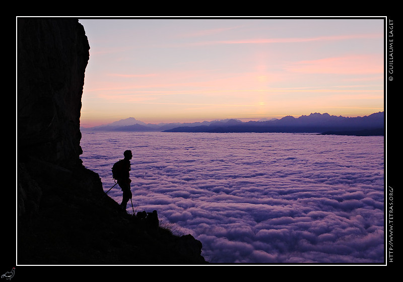 Photo : La Dent de Crolles est un sommet entour de merveilles...cette semaine c'est depuis la vertigineuse vire de la face Est, qui se faufile dans la paroi rocheuse quelques dizaines de mtres sous le sommet, que j'ai pu apprcier la mer de nuages et le lever de soleil. 
