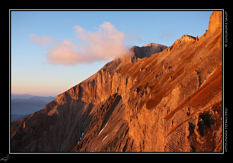 Photo : Bien silencieux ces derniers temps...car j'ai eu trs peu de temps disponible. Entre autres raisons, une photographique : le bouclage d'un livre sur le Vercors ralis avec deux amis photographes...sortie prvue en novembre, je vous tiendrai au courant rapidement bien sr. Pour un premier coup d'oeil sur la couverture, rendez-vous sur ma page de publications.Voici quand mme une vue d'un des plus beaux itinraires de randonne que je connaisse : le chemin de ronde suprieur de Trminis ou 