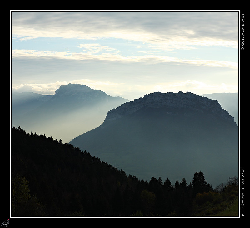 Photo :  Cette semaine, trois infos et liens en plus de cette image du Nron, entre Grenoble et Chartreuse, par un ciel brumeux. Tout d'abord,  lire sur le site skirandonnenordique.com une longue interview ralise par Rgis Cahn, gestionnaire du site et promoteur d'une pratique, le ski de randonne nordique, qui permet d'apprcier au mieux les grands espaces enneigs du Vercors comme du monde entier (lien direct sur la page d'accueil de ce site ou du mien). Bien entendu l'interview est illustre d'une dizaine d'images du Vercors,  dominante neigeuse. Ensuite l'ajout, sur le rcit de la rando au dessus de Trminis voque dans les deux prcdents envoi, d'un lien vers les photos de Laurent Marsal qui m'accompagnait... voir aussi directement sur son site..Et enfin sur mon blog Objectif Nuit : pas trs nature, un panoramique nocturne sur Grenoble et le Grsivaudan, avec le ciel qui prend les premires lueurs de l'aube. 
