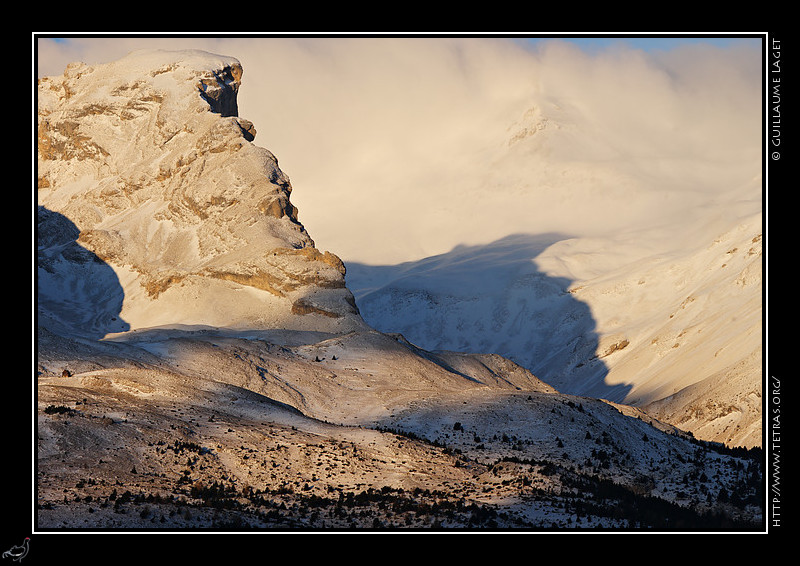 Photo :  Dimanche dernier, en fin de nuit, le vent de nord favorisait la formation de nuages sur les crtes du Dvoluy. Pour le lever de soleil, ceux-ci se sont dissips, offrant de beaux points de vues depuis l'intrieur du massif. Une photo prise quelques heures avant devant l'Obiou est aussi visible sur mon blog Objectif Nuit. Vous y trouverez aussi un lien vers une ptition contre la multiplication des clairages publics qui clairent autant le ciel que les villes, et qui ne drangent pas que les photographes nocturnes un peu bizarres ! 
