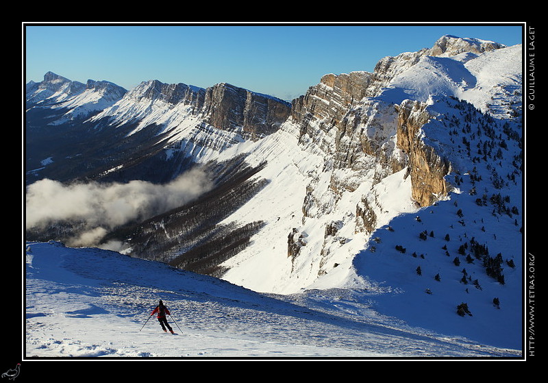 Photo : Une dernire image pour 2008 avec une vue de  dimanche dernier, vers le pas de la Balme. Les raquettes taient quand mme plus adaptes que le ski ce jour-l, mais peut-tre moins photogniques.En tout cas les nuages, qui se sont dissips dans les belles couleurs du lever de soleil, nous ont ensuite laiss tranquilles... 
