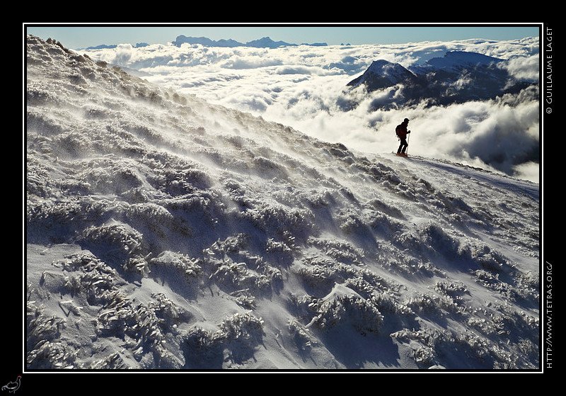 Photo : Fin dcembre, le vent soufflait fort sur des pentes dgarnies du Vercors, qu'un skieur essayait dsesprment de descendre... 
