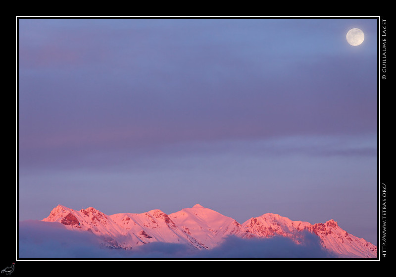 Photo : Pas beaucoup de randonnes ces derniers temps...mais une jolie photo depuis un balcon,  Gap, dimanche soir dernier : la lune au dessus du sud des Ecrins..Petit rappel : demain samedi 14 fvrier, 