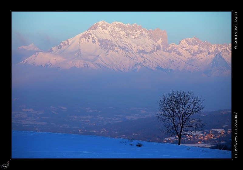 Photo : Un lever de soleil frisquet dans le Champsaur, un peu contrari par des voiles d'altitude. Le Dvoluy merge des brumes de valle... 
