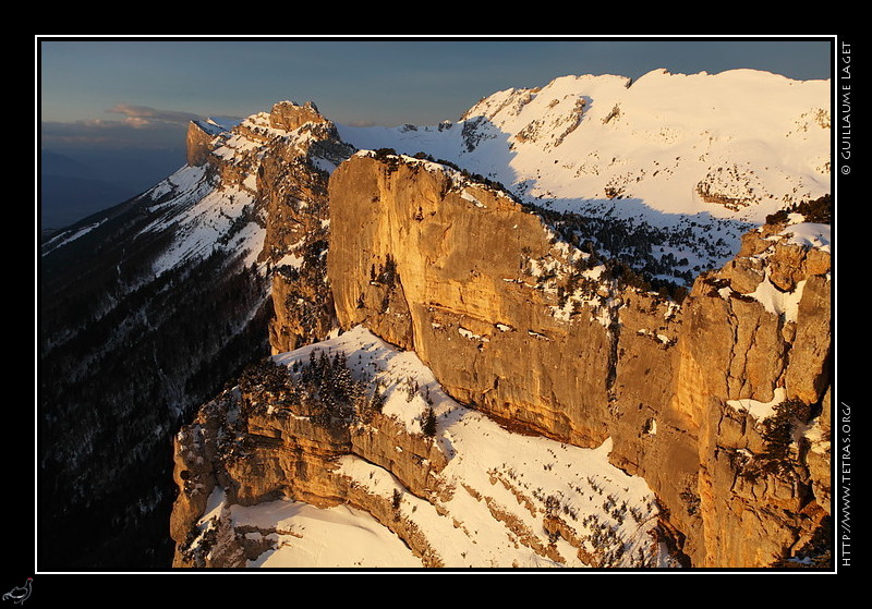 Photo : Mercredi matin la Chartreuse a profit d'un trs court crneau mto : une fine bande de ciel bleu  l'est a laiss passer une trs belle lumire pendant quelques minutes, alors que le nord et le sud taient bien bouchs.Il n'tait donc pas tonnant de croiser d'autres photographes  l'Aup du Seuil...vers 6h15 ou 6h30 je faisais des photos des falaises et du ciel qui commenait  rosir quand j'ai aperu trois frontales qui montaient dans une clairire en contrebas.Mon objectif tant de refaire une vue dj faite en t, depuis un promontoire au dessus du col, j'ai continu. Et aperu, plus tard, les photographes qui profitaient du mme lever de soleil sous les falaises.  Occasion de vous proposer, avec Sbastien de (grelibre.net) deux vues prises au mme moment, dans la mme direction,  une centaine de mtre d'altitude de diffrence...voici donc la mienne, retrouver la sienne sur son site (et vous pourrez mme vous-y abonner  sa 