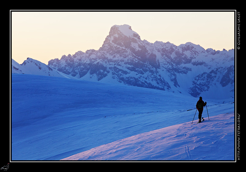 Photo : Entre les amateurs de neige, encore bien prsente, et les impatients du printemps, comment choisir ?  Peut-tre en vous proposant, cette semaine, deux images...celle-ci -grandeur des sommets d'Ubaye enneigs avec le Brec de Chambeyron-, et cette autre image http://www.tetras.org/Semaines/Semaines/S_2009_16b.jpg d'une anmone, prise  quelques kilomtres de l... 
