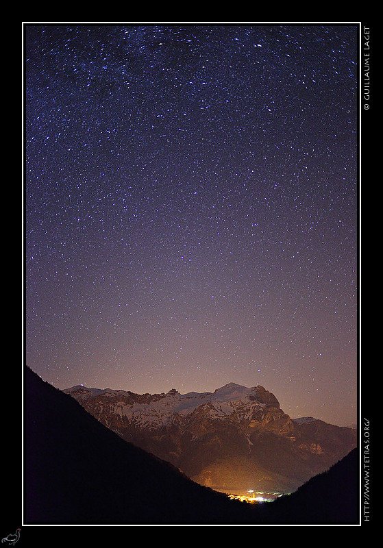 Photo : La Vallouise, grande valle de le partie haut-alpine des Ecrins, vue en milieu de nuit dbut mai : on distingue les lumires du village et les sommets de l'entre de la valle, encore enneigs, clairs par la lune.. 
