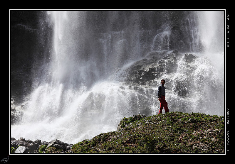 Photo : Portrait ou autoportrait, cette image ??Le week-end dernier, j'avais positionn l'appareil sur un trpied, et je suis mont sous la cascade du Voile de la Marie, dans les Ecrins (Valgaudemar) : c'est ma fille qui a ensuite appuy sur le dclencheur quand je me suis trouv devant l'eau...Et puis je rajoute un petit reportage : comme pour le livre 