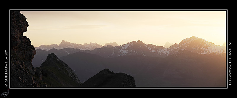 Photo : Un lever de soleil un peu voil sur les Ecrins, sous le regard d'un guetteur immobile... 
