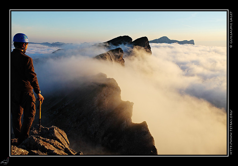 Photo : Dimanche dernier, la mto laissait esprer pour le Vercors du soleil au dessus des nuages de valle. Aprs un lever  3h du matin et deux heures de monte, l'arrive sur les crtes dominant le couloir de Serre-Brion s'est pourtant faite dans le brouillard...Mais, peu  peu, juste aprs l'heure du lever de soleil, les nuages se sont dissips, laissant apparatre les crtes du Vercors oriental, toujours aussi belles...Mme si je connaissais bien le coin pour y avoir bivouaqu lors de la prparation de 