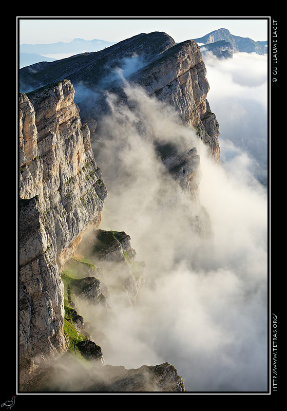 Photo : Et voici cette semaine un point de vue un peu inhabituel sur la vire de Serre-Brion, prise lors de la mme randonne que les deux images prcdentes...on y trouve les falaises et les brumes, tout ce que j'aime en Vercors ! 
