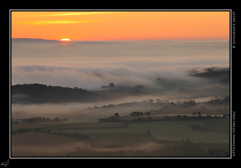 Photo : aprs la Bretagne maritime, voici cette fois la vue sur les terres depuis une petite colline (Menez Hom, 330m), o j'ai retrouv une belle mer de nuages... 
