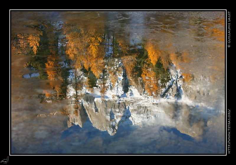 Photo : Mlzes et cmes enneiges se rfltant dans le bien nomm lac Miroir, dans le Queyras 
