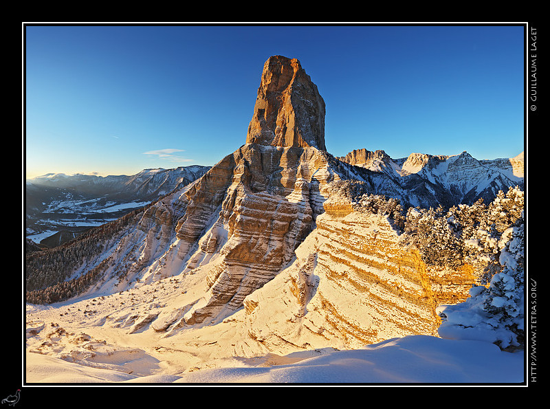 Photo : Dimanche dernier par -20, un joli lever de soleil sur le Mont Aiguille, depuis un point de vue que j'ai beaucoup frquent cet automne !Pour faire suite  la photo de la semaine dernire, retrouvez ici un long rcit d'une monte par nuit noire et dans la brume...vers un des plus beaux points de vue du Dvoluy. 
