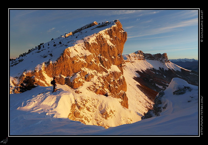 Photo : Tout petit crneau ce samedi matin, avec une petite demi-heure de soleil sur les crtes du Vercors bien enneige. La monte fut prouvante dans un gros gros paquet de neige frache et poudreuse, et sans aucune trace. 
