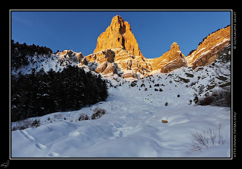 Photo : Comme la semaine dernire, j'ai pu profiter ce samedi matin d'un petit crneau pour aller admirer le Mont Aiguille selon un point de vue repr  l'automne, avec une courte randonne mais dans une ambiance de neige assez fascinante,  remonter un lit de torrent entour de murs raides de plusieurs mtres de haut, couverts de neige... 
