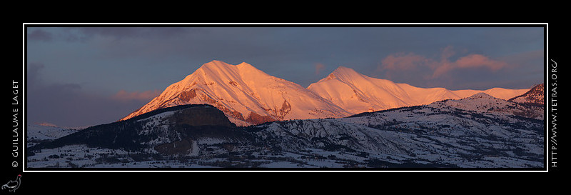 Photo : Le coucher de soleil sur le sud des Ecrins et les Autanes, depuis Gap. 
