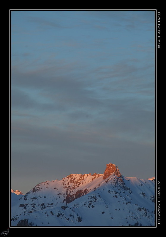 Photo : L'avantage des Hautes-Alpes, c'est le soleil...l'inconvnient des Hautes-Alpes, ce sont les nuits toiles et le froid associ.Ces derniers jours, les deux phnomnes taient bien prsents, et lors de ce lever de soleil ce matin mon thermomtre annonait -18, et entre -15 et -19 durant toute la monte. La descente au soleil paraissait presque tropicale avec un doux -8  l'arrive !Sinon, je vous avais demand il y a quelques temps votre avis sur les couvertures d'un livre 