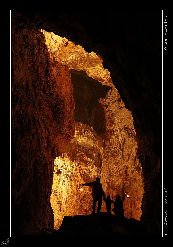 Photo : Par un week-end gris et pluvieux, direction sous terre, pour une visite en famille et  la lanterne de la grotte de la Luire, dans le Vercors. 
