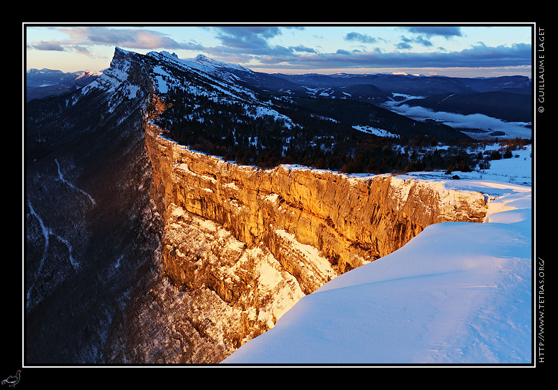 Photo :  Les falaises de la roche Saint-Michel, durant les quelques secondes de soleil du lever du jour. 
