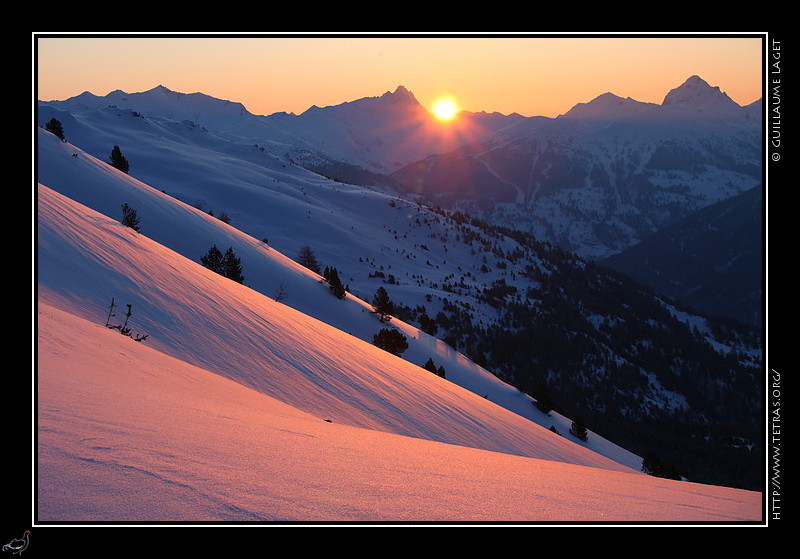 Photo : Aprs de petites chutes de neige  basse altitude mardi, un beau lever de soleil sur la neige rcente mercredi : au fond, le Bric Bouchet et le Pelvas, marquant la frontire du Queyras avec l'Italie. 

