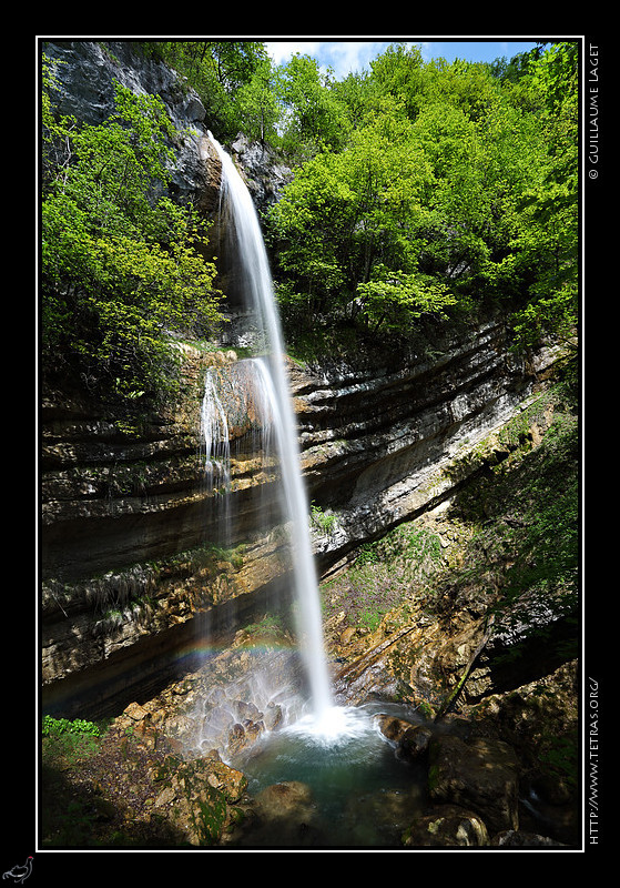 Photo : Avec un temps toujours aussi mdiocre, les rayons de soleil timides d'hier paraissaient presque du beau temps ! L'occasion d'une belle sortie vers les cascades de Chartreuse, pour profiter du vert tout juste pouss sur les feuilles..Ici, la grande cascade d'Alloix, quelques instants aprs qu'un groupe ait descendu la partie haute en rappel. 
