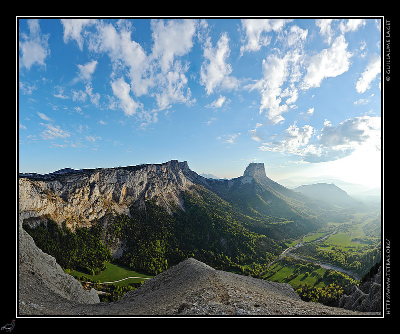 Photo : Un lever de soleil contrari le week-end dernier sur le Mont Aiguille, avec des rayons de soleil filtrant des nuages. 
