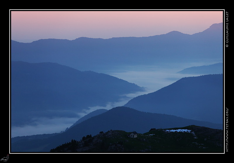 Photo : Quelques instants avant le lever du jour, les brumes basses sur le Vercors. 
