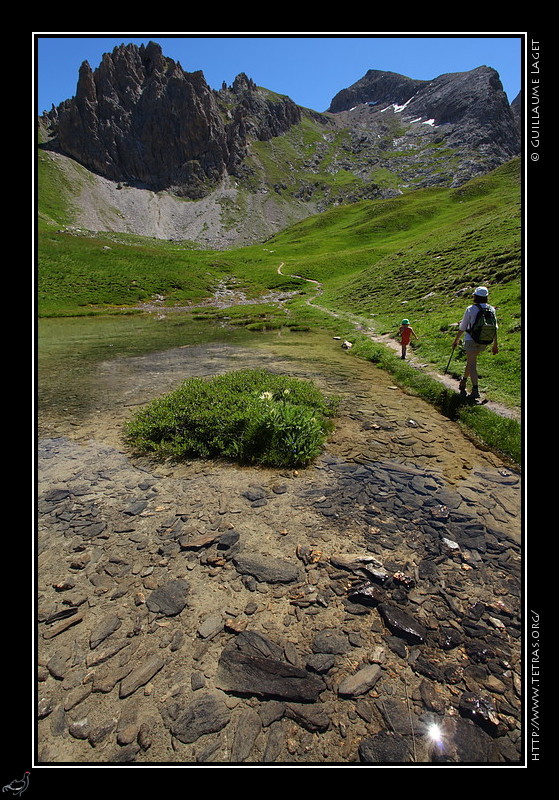 Photo : Randonne en famille ce dimanche dans le Queyras, pour voir le joli lac de Clausis. 
